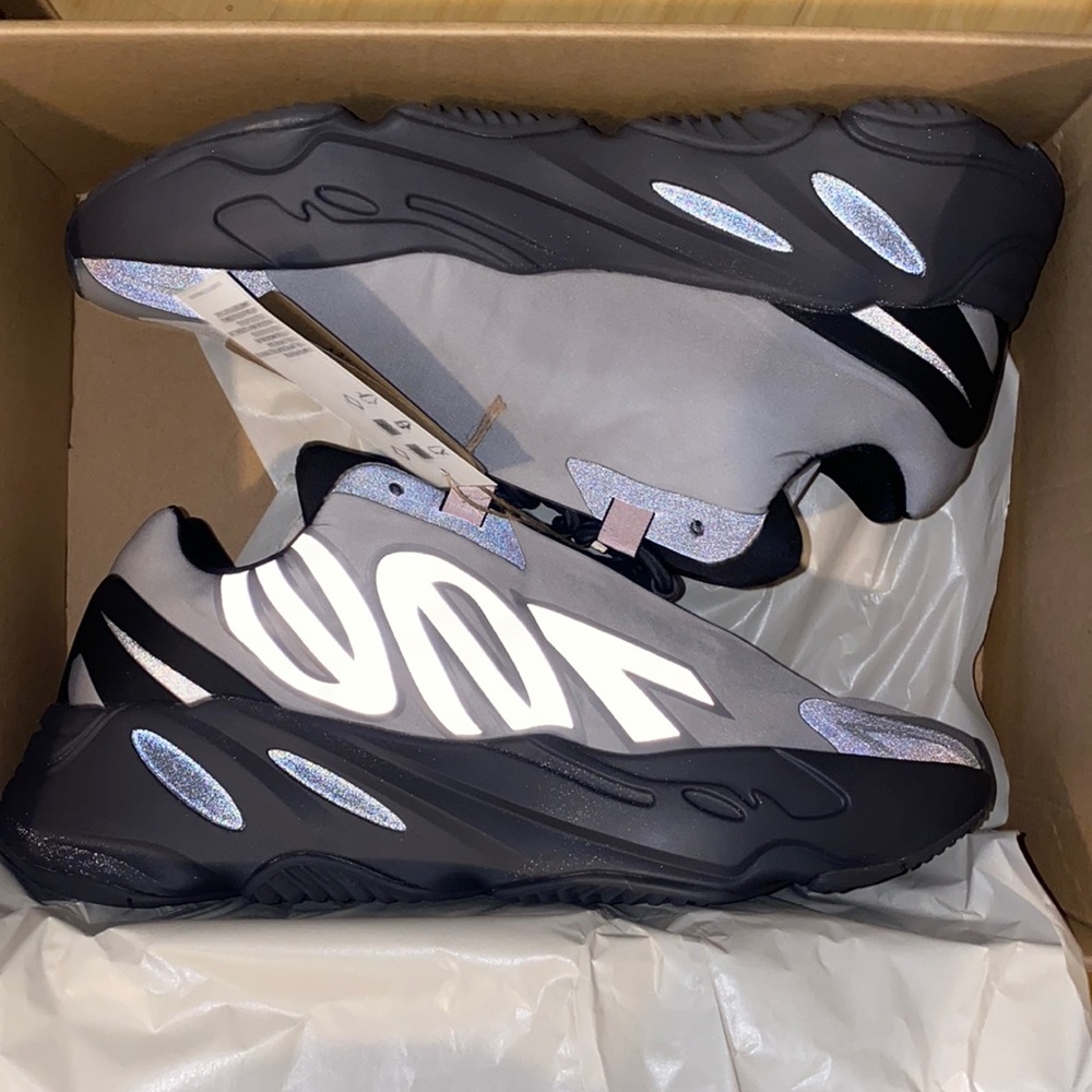 YZY 700 MNVN